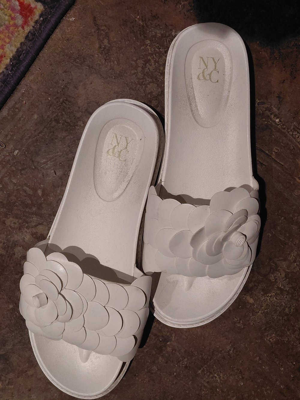 Vegan Leather. NY & Co. White Floral Platform Applique Slide Sandals SZ 10